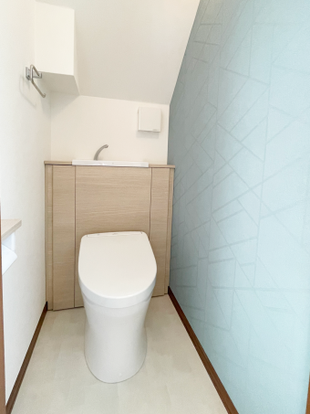 アクセントクロス効果で明るいトイレ　大田区N様邸